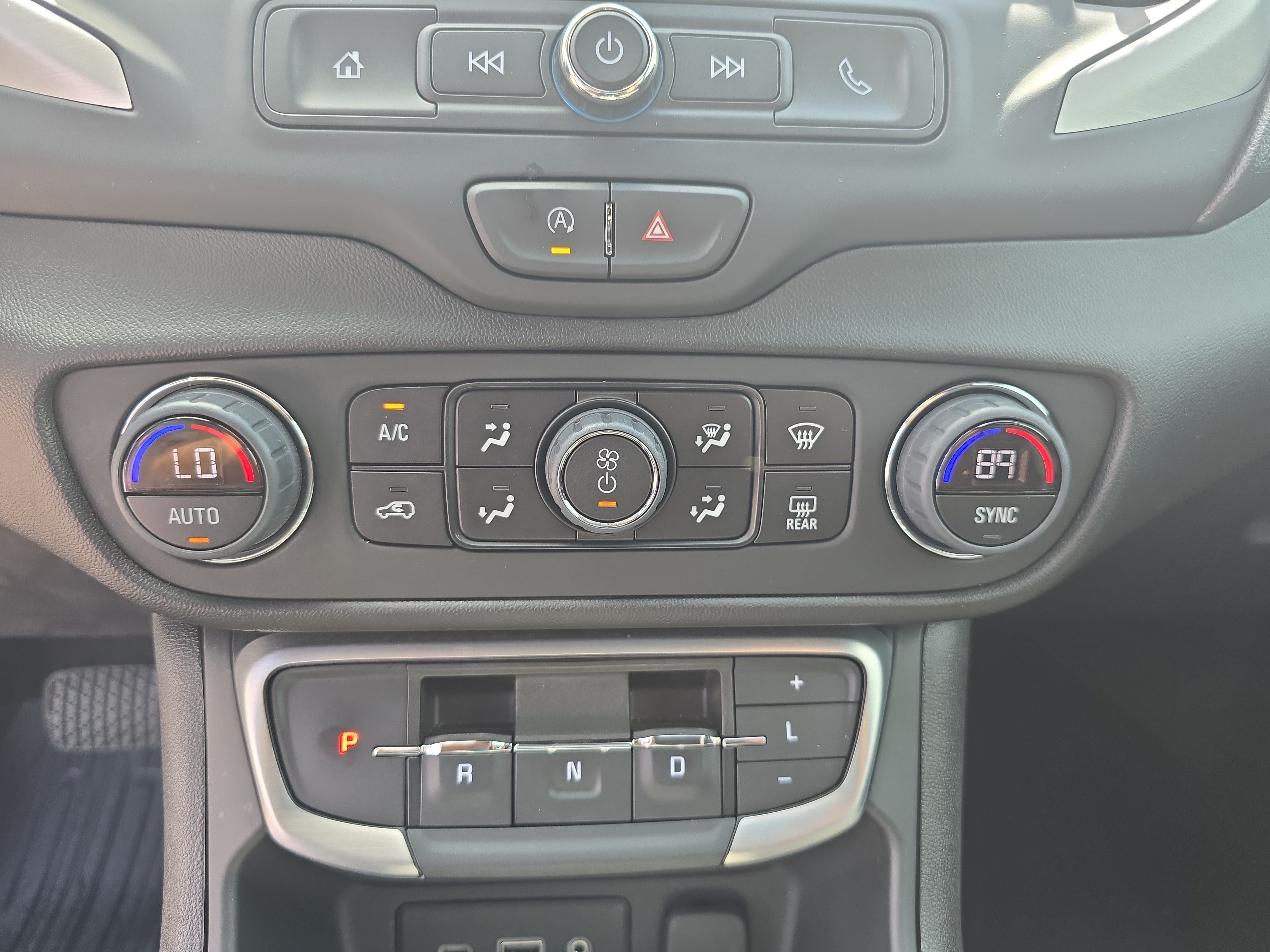 Used 2024 GMC Terrain SLE w/ Driver Convenience Package FWD image 20