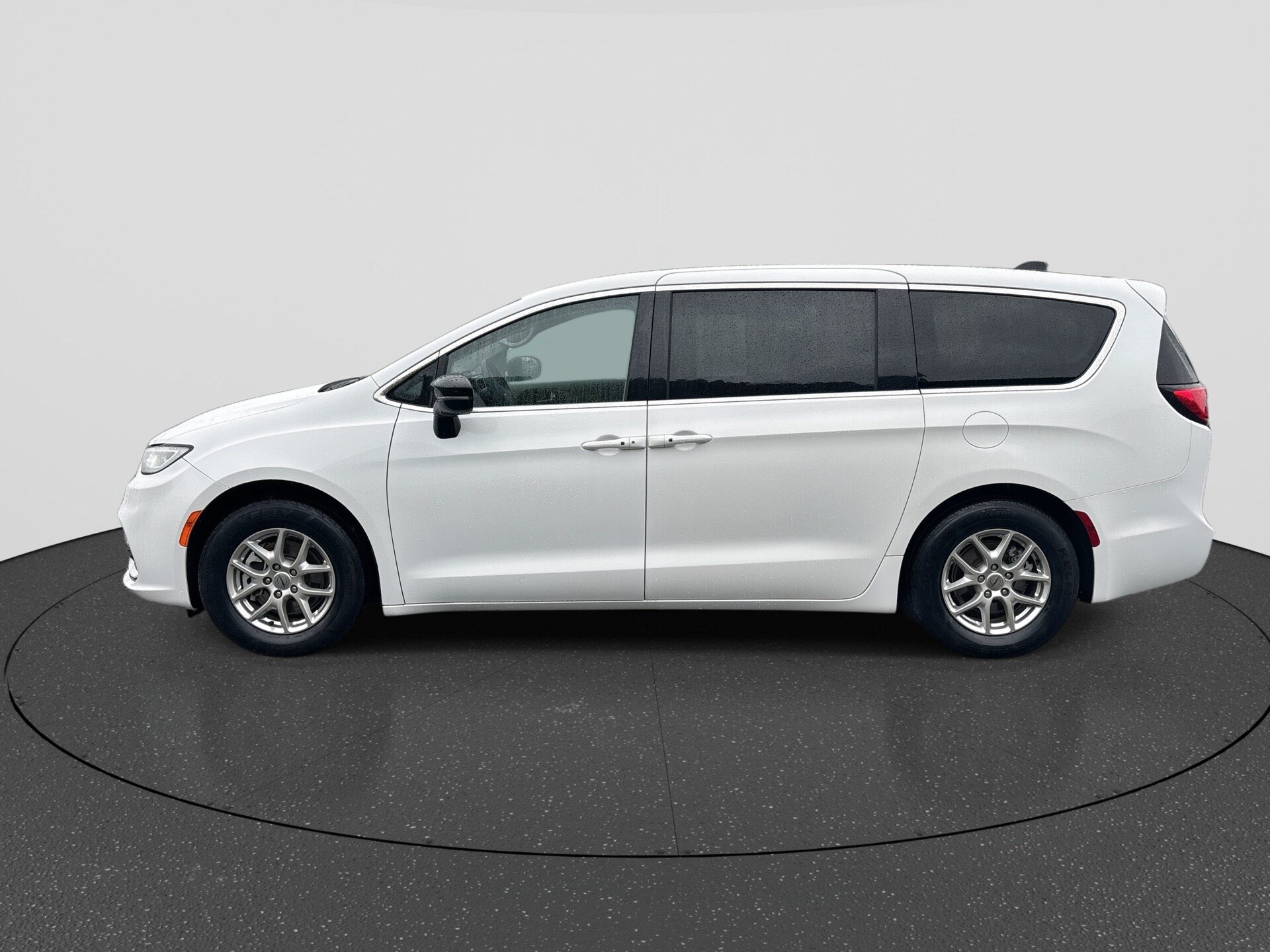 Used 2024 Chrysler Pacifica Touring-L FWD image 5