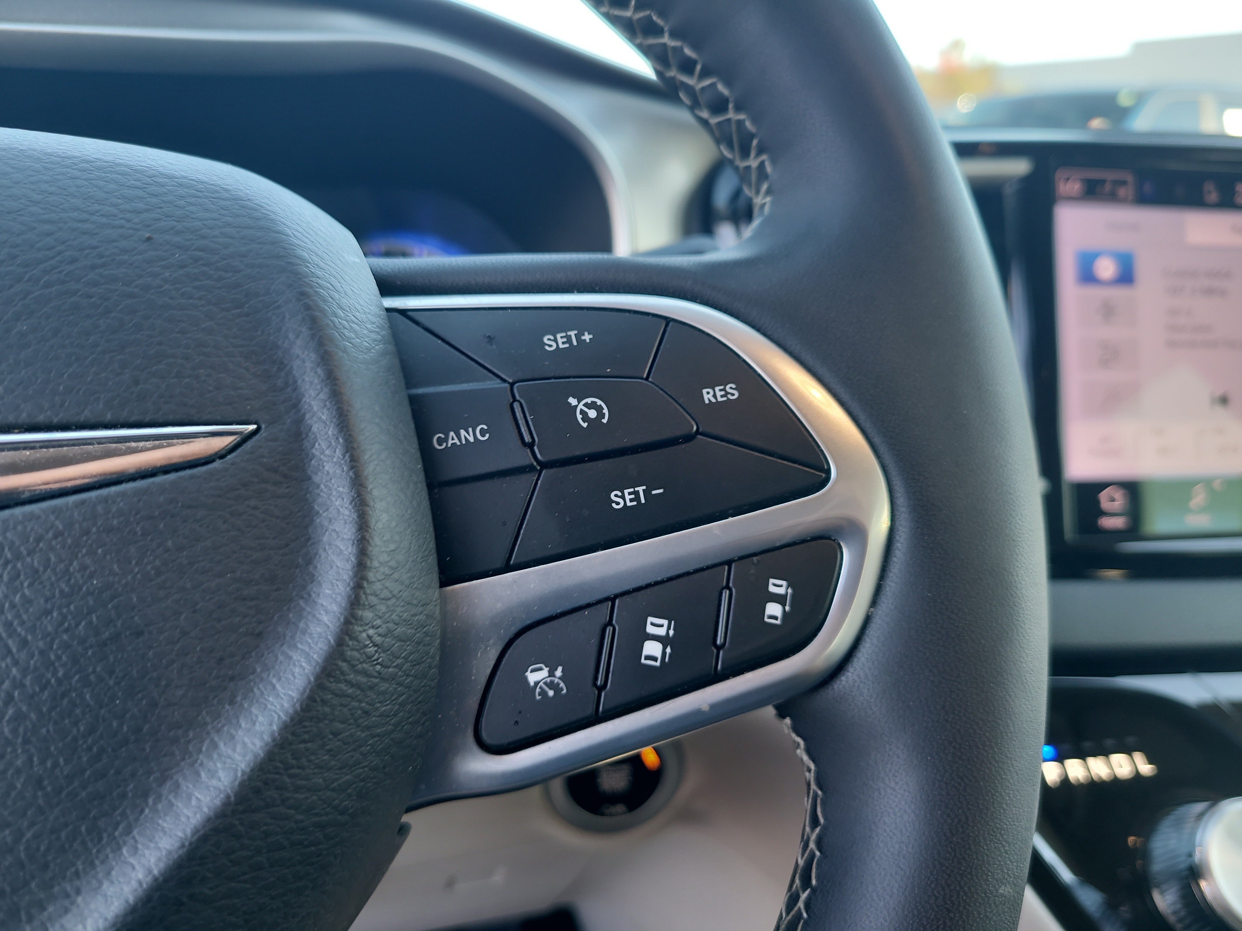 Used 2024 Chrysler Pacifica Touring-L FWD image 27
