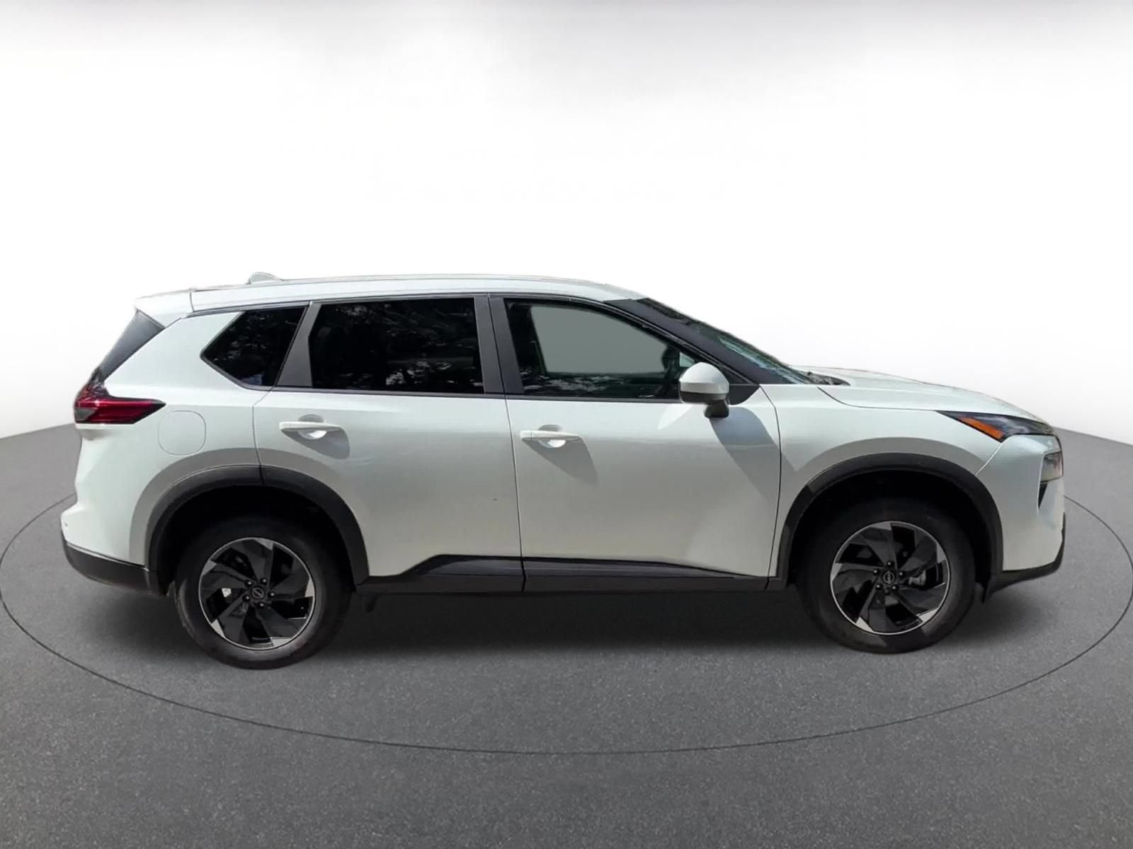 Used 2025 Nissan Rogue SV AWD/4WD image 16