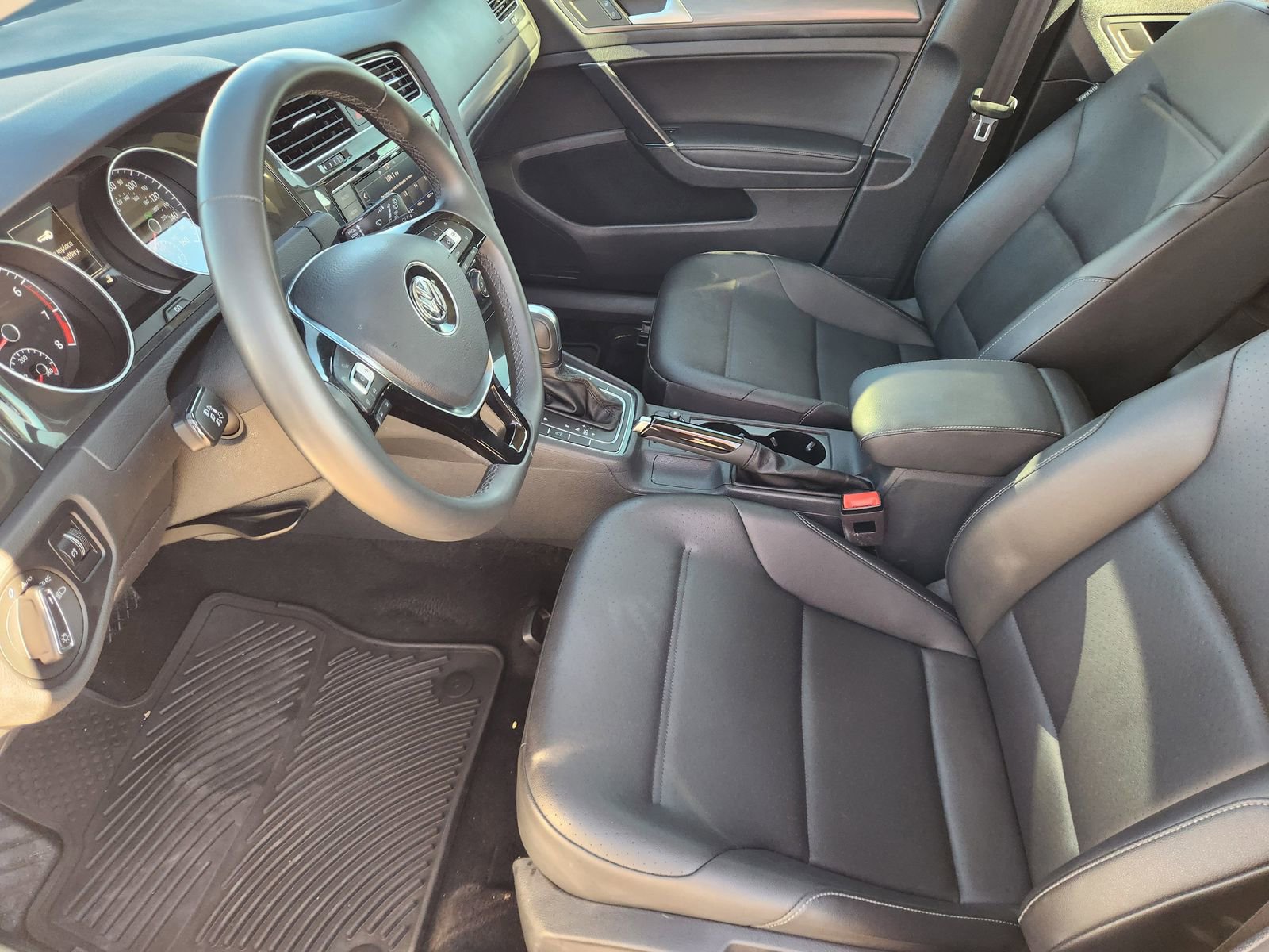 Used 2021 Volkswagen Golf 4-Door image 14