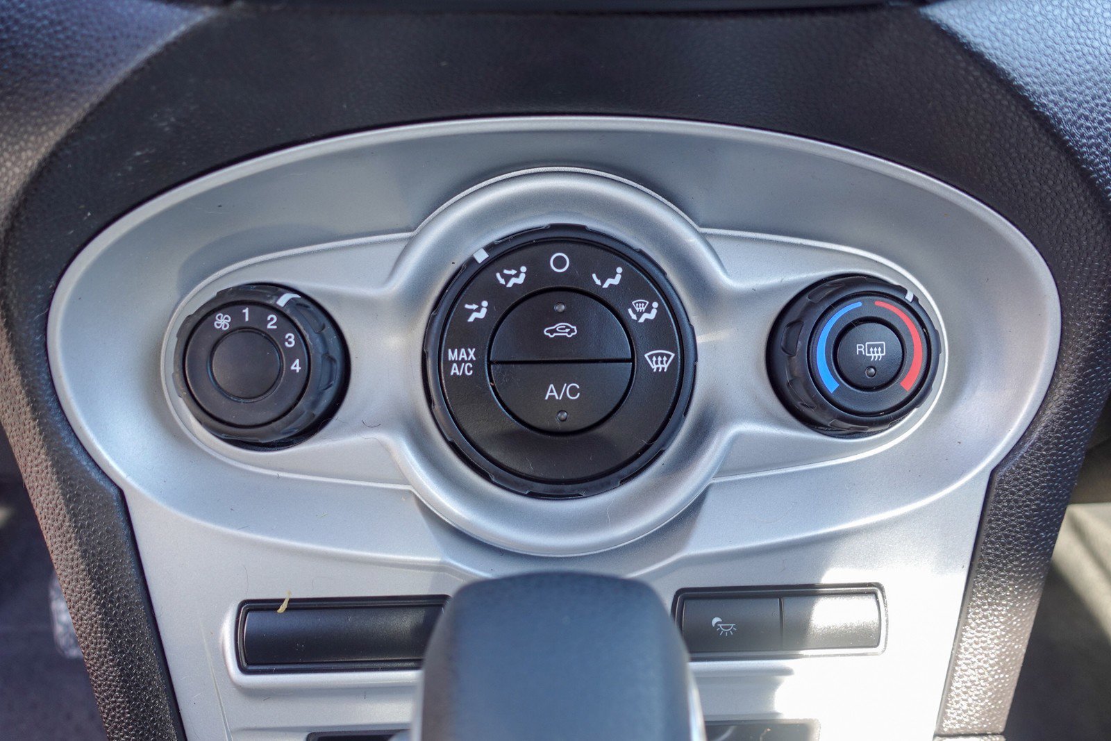 Used 2017 Ford Fiesta SE image 19