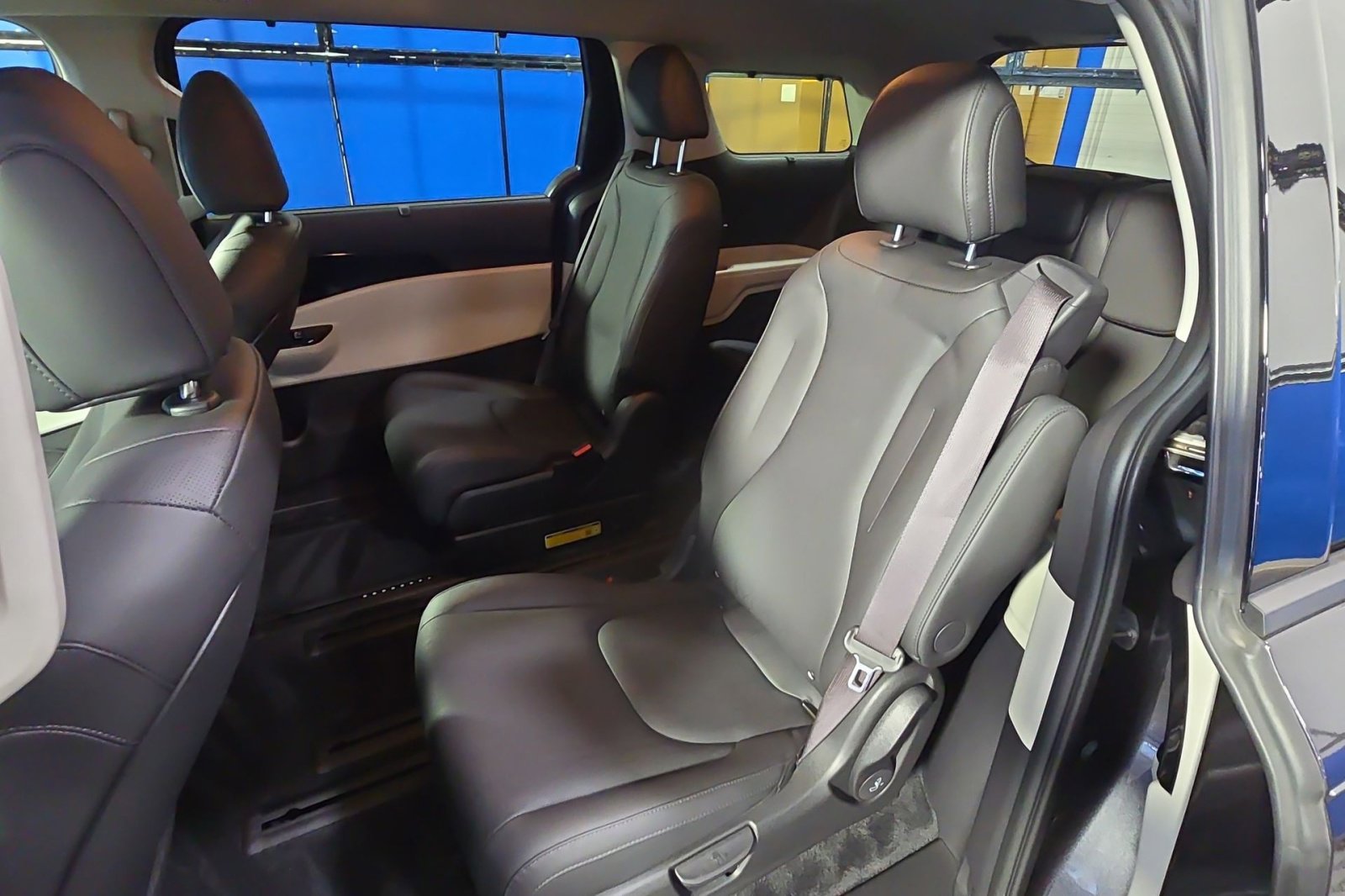 Used 2023 Kia Carnival SX image 33