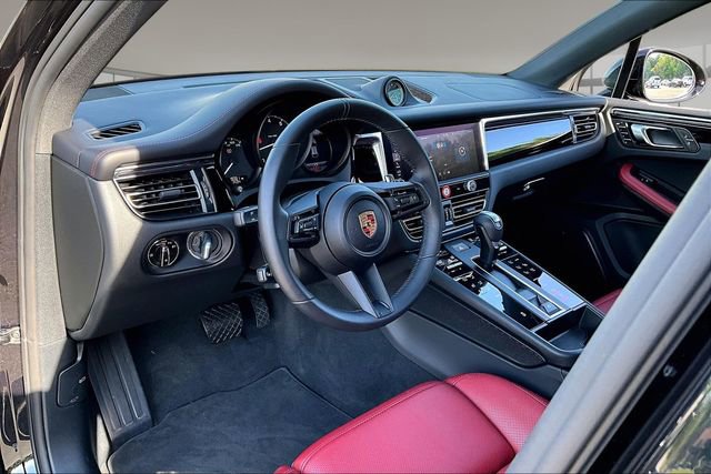 Used 2025 Porsche Macan AWD/4WD image 17