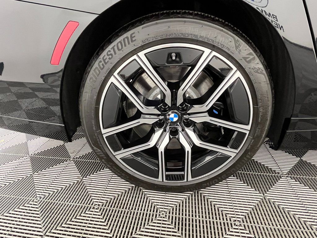 Used 2025 BMW 760i xDrive w/ Premium Package image 15