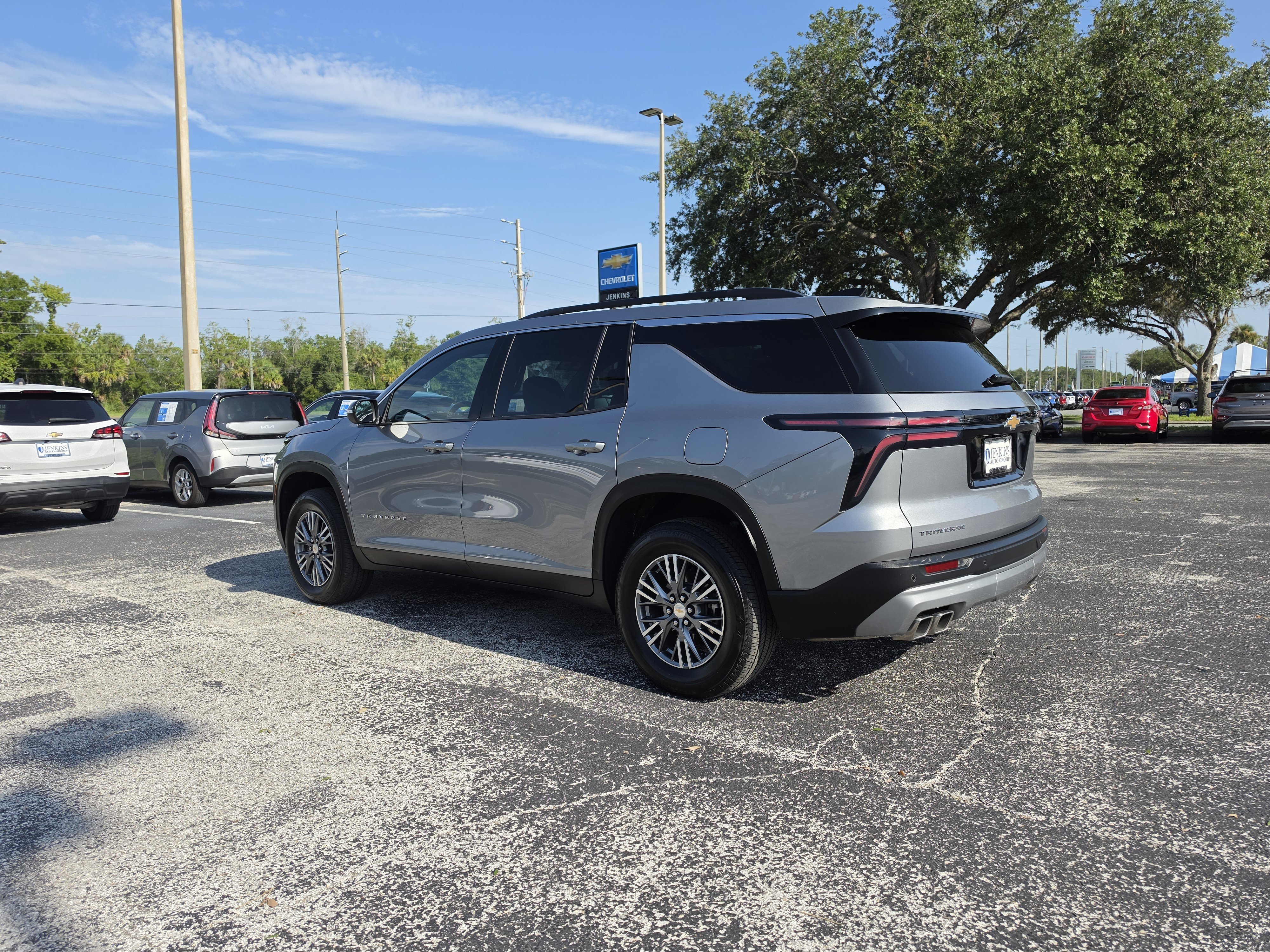 Used 2025 Chevrolet Traverse LT FWD image 8