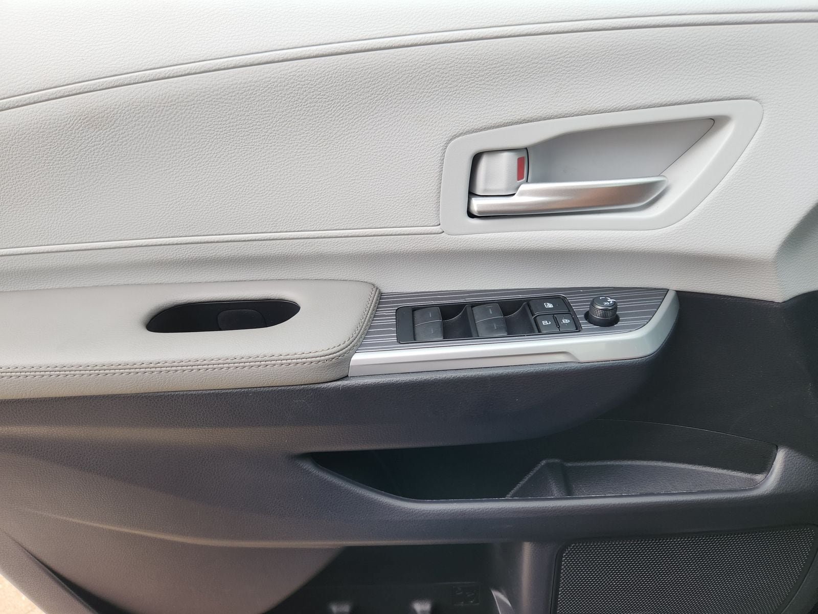 Used 2026 Toyota Sienna XLE FWD image 28