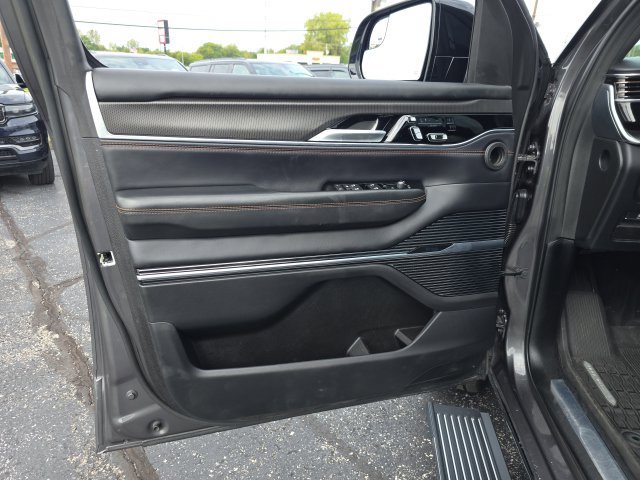 Used 2025 Jeep Grand Wagoneer L Series III w/ Rear Seat Video Group 1 AWD/4WD image 18