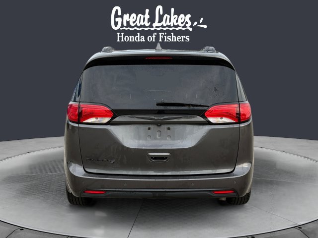 Used 2018 Chrysler Pacifica Touring-L Plus FWD image 4