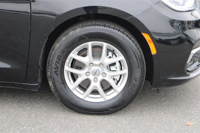 Used 2024 Chrysler Pacifica Touring image 10