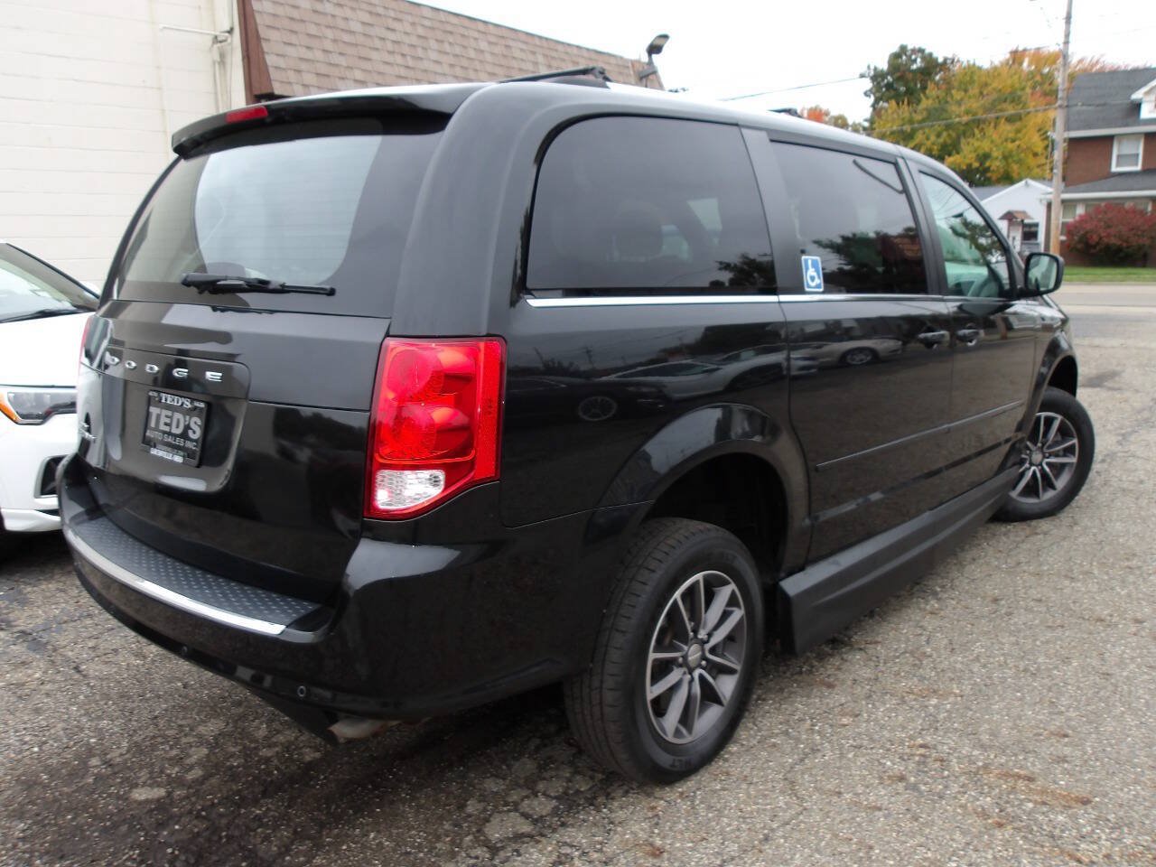 Used 2017 Dodge Grand Caravan SXT w/ Rear Park Assist Package FWD image 6