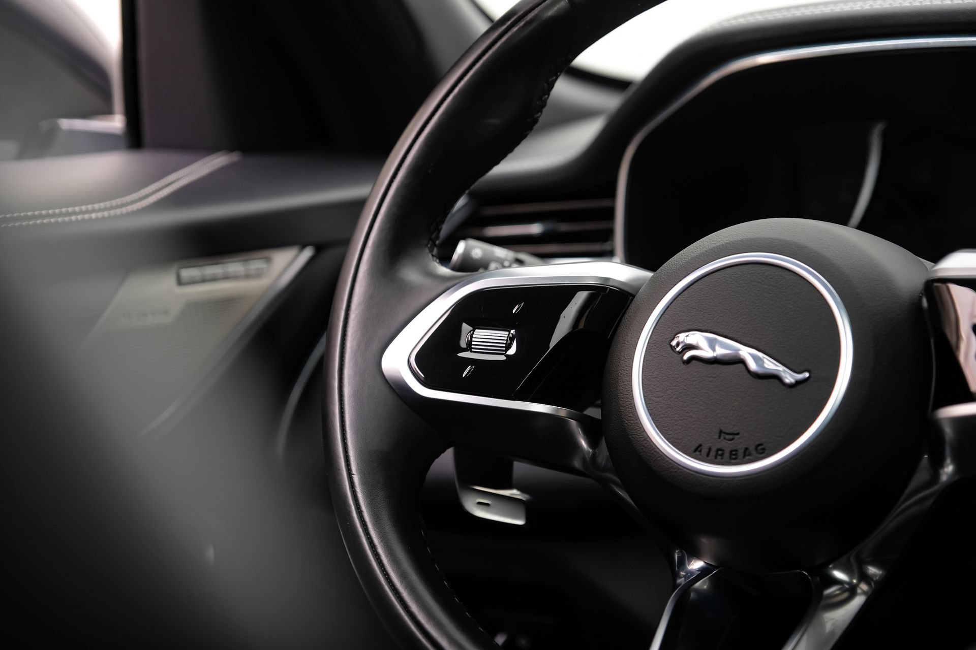 Used 2024 Jaguar F-PACE R-Dynamic S AWD/4WD image 22