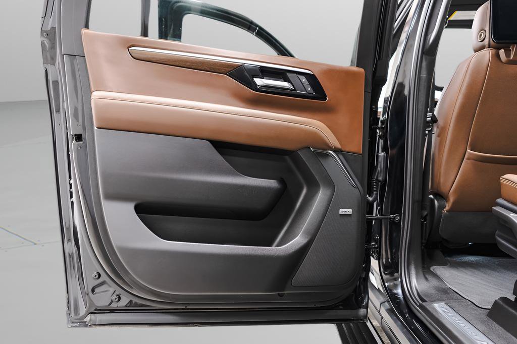 Used 2025 Chevrolet Suburban High Country image 30