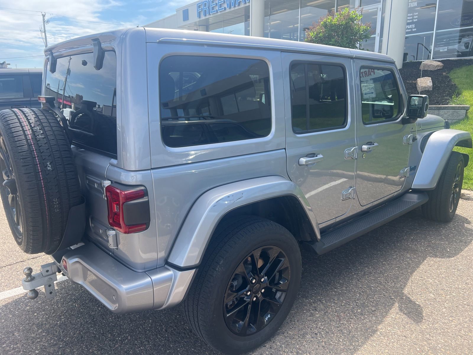 Used 2021 Jeep Wrangler Unlimited Sahara AWD/4WD image 3