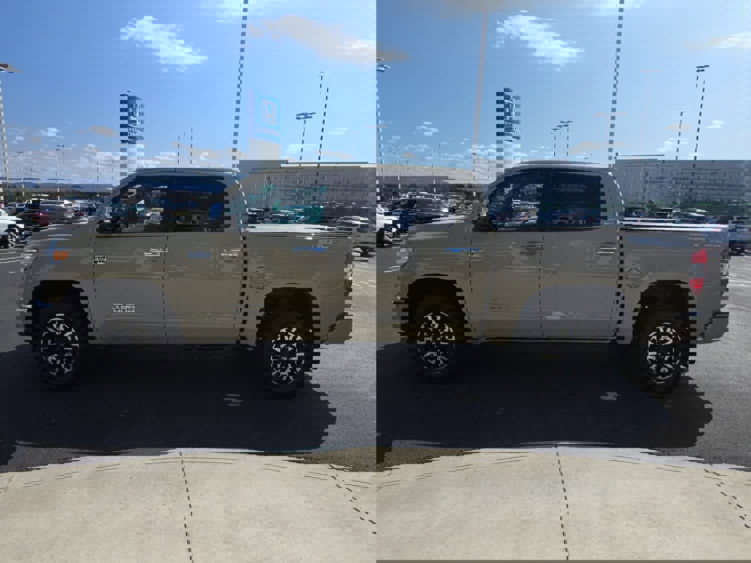 Used 2017 Toyota Tundra Limited w/ Limited Premium Package image 5