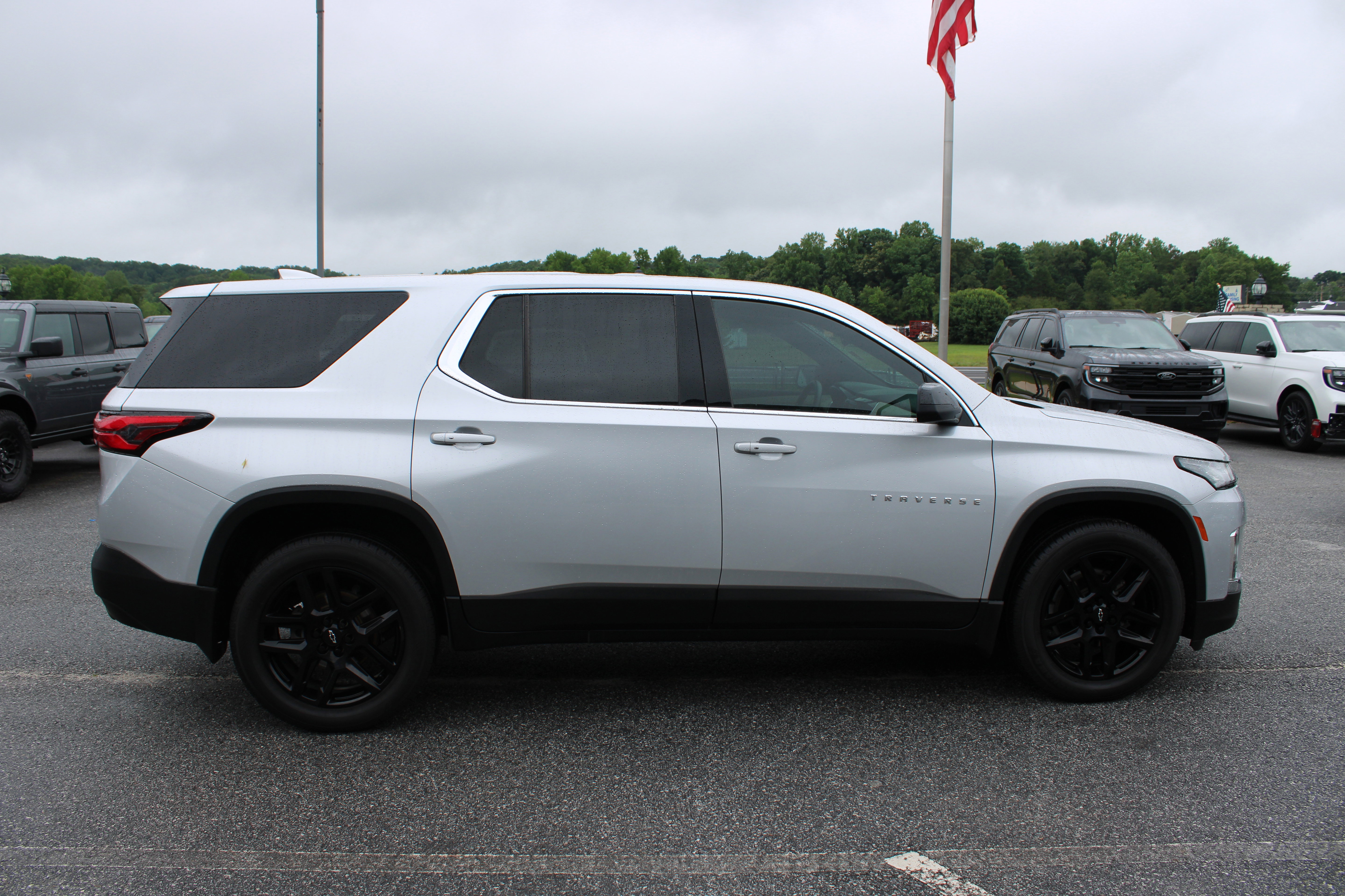 Used 2022 Chevrolet Traverse LS w/ LPO, Cargo Package AWD/4WD image 5