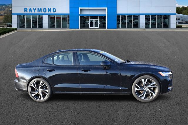 Used 2022 Volvo S60 B5 Momentum w/ Premium Package image 2