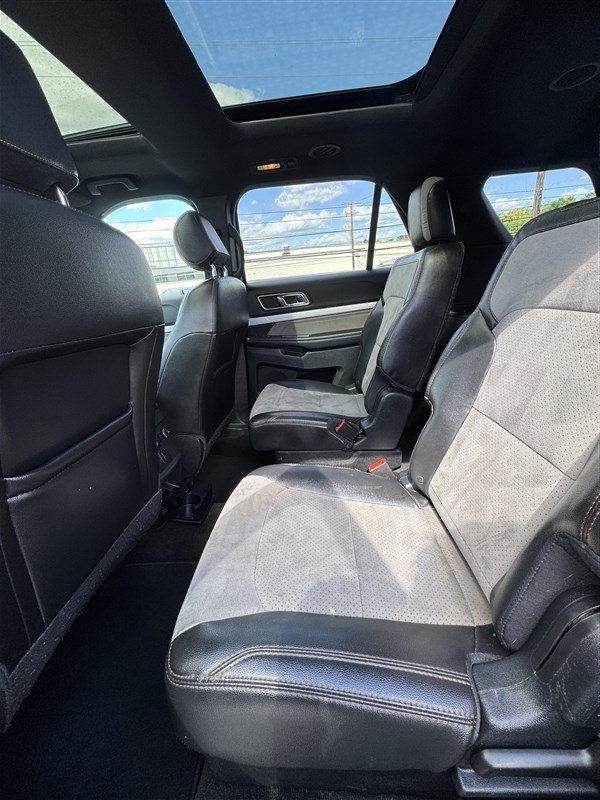 Used 2017 Ford Explorer XLT w/ Equipment Group 202A AWD/4WD image 11