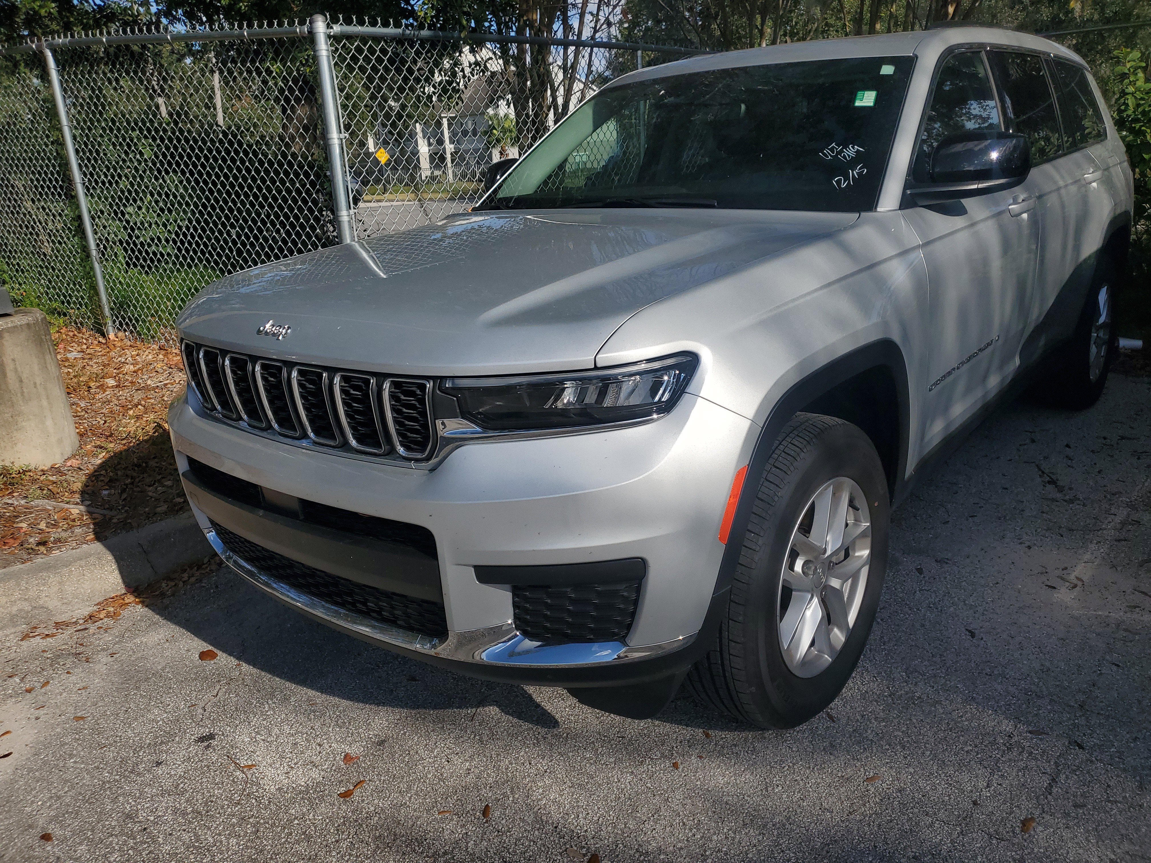 Used 2023 Jeep Grand Cherokee L Laredo image 3