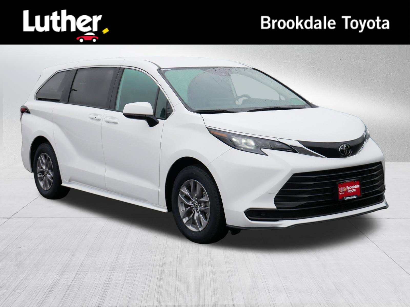 Certified 2026 Toyota Sienna LE FWD image 1