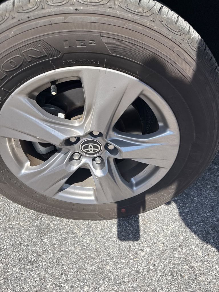 Used 2024 Toyota RAV4 XLE w/ Convenience Package image 5