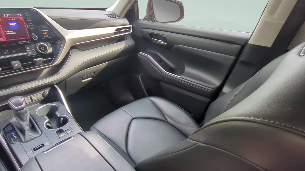 Used 2020 Toyota Highlander XLE FWD image 13