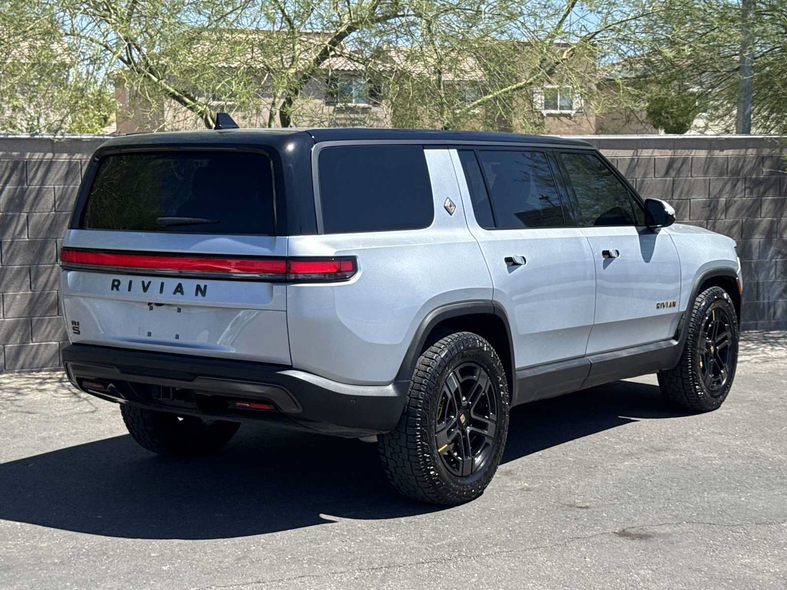 Used 2025 Rivian R1S Premium AWD/4WD image 8
