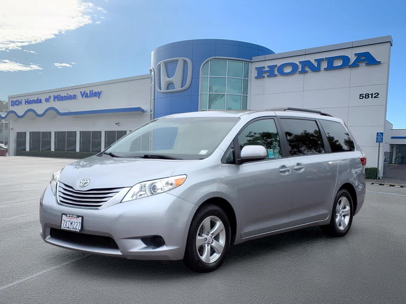 Used 2017 Toyota Sienna LE FWD image 1