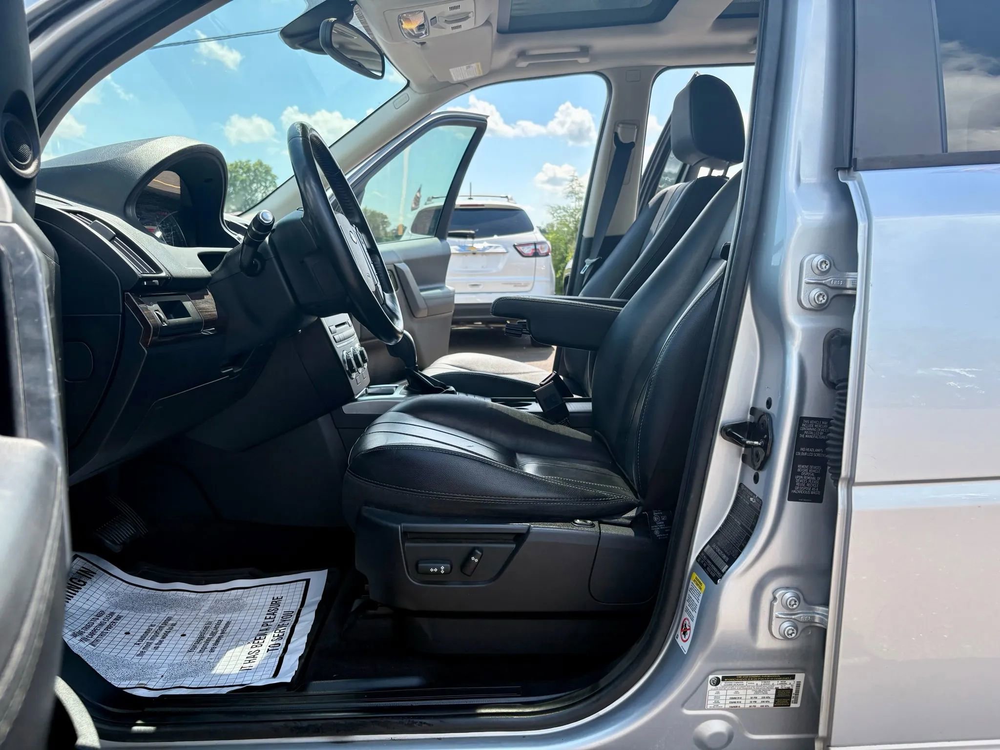 Used 2014 Land Rover LR2 HSE image 16