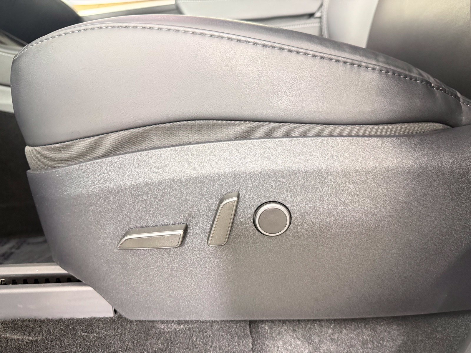 Used 2024 Tesla Model Y Long Range AWD/4WD image 19