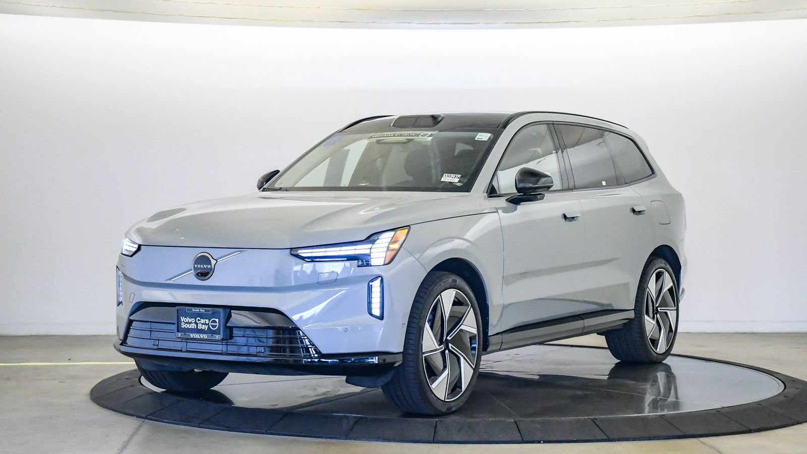 Certified 2025 Volvo EX90 Ultra AWD/4WD image 1