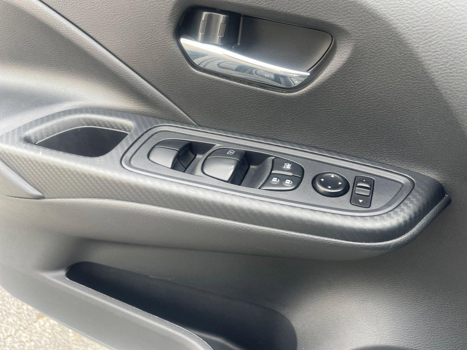 Used 2025 Nissan Versa SV FWD image 18