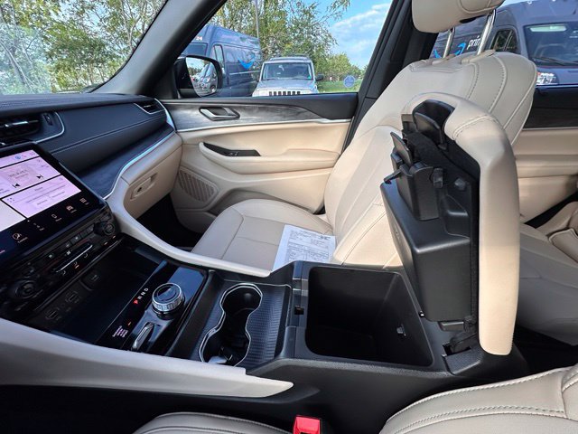 Used 2025 Jeep Grand Cherokee L Limited w/ Luxury Tech Group II AWD/4WD image 27