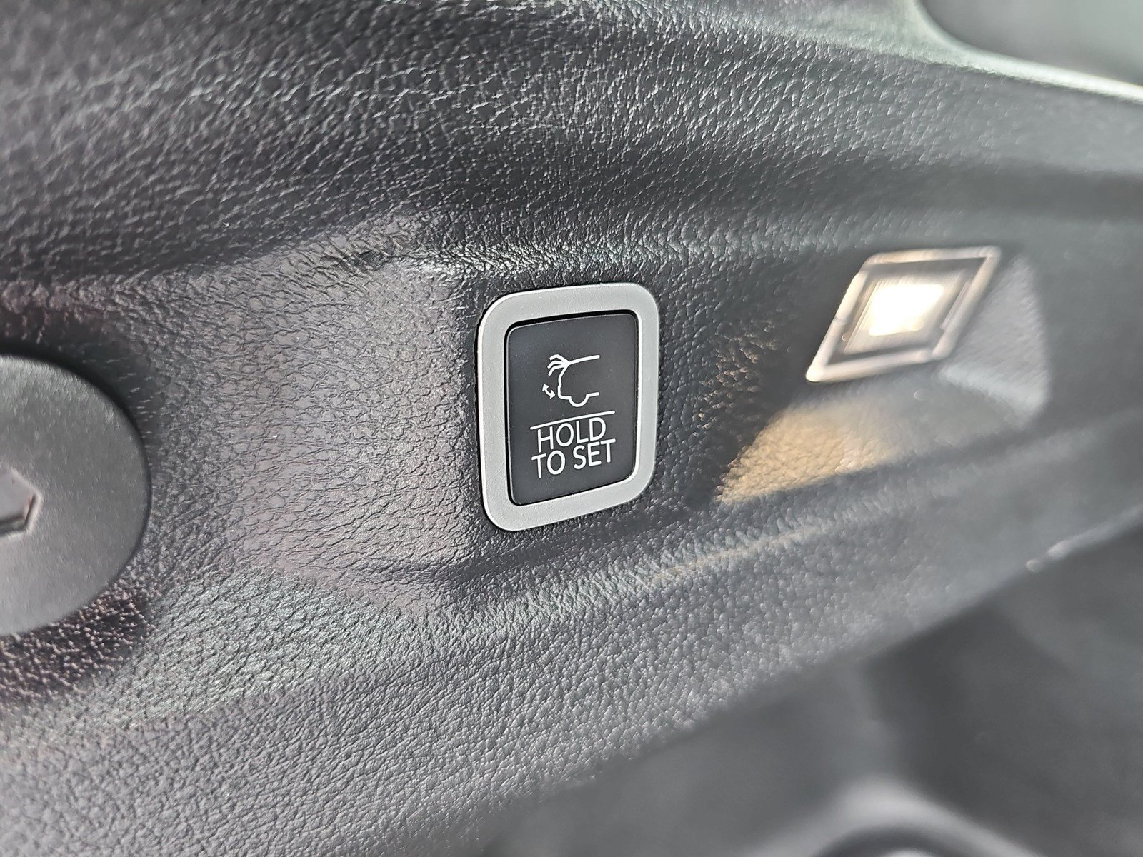 Used 2023 Jeep Grand Cherokee L Laredo RWD image 14