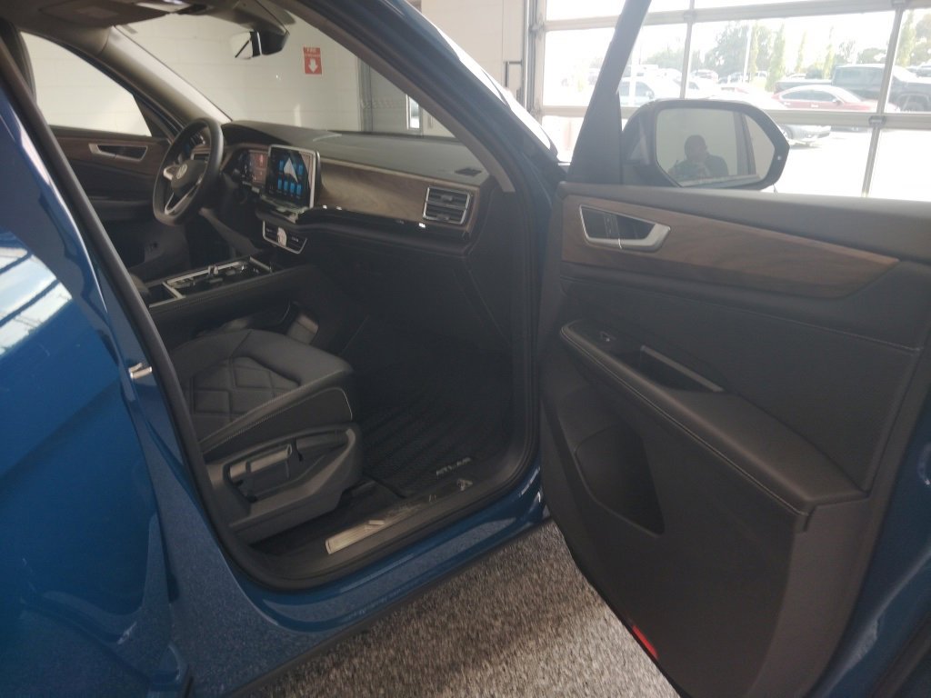 Certified 2025 Volkswagen Atlas SE image 22
