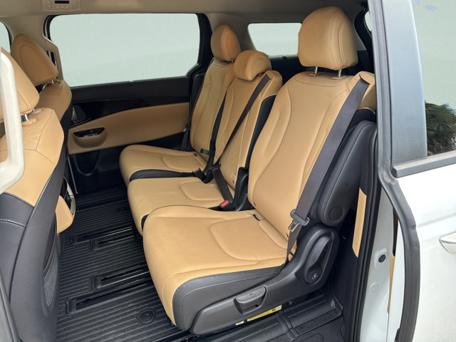Used 2024 Kia Carnival EX FWD image 17