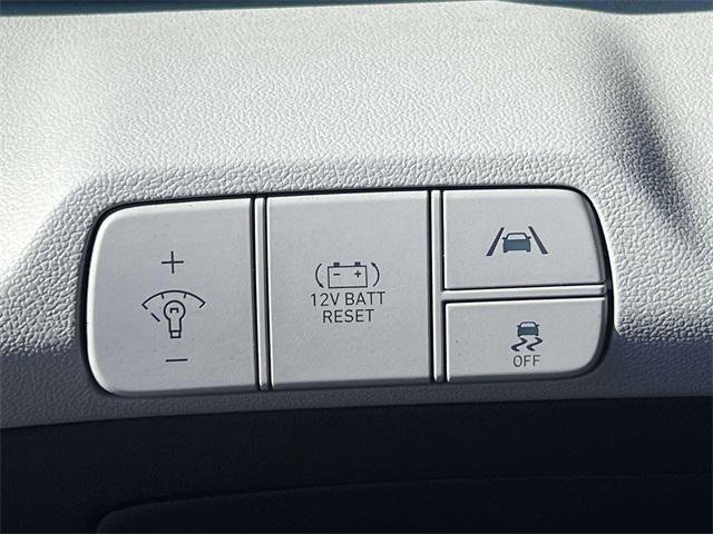 Used 2023 Hyundai Elantra Limited image 17