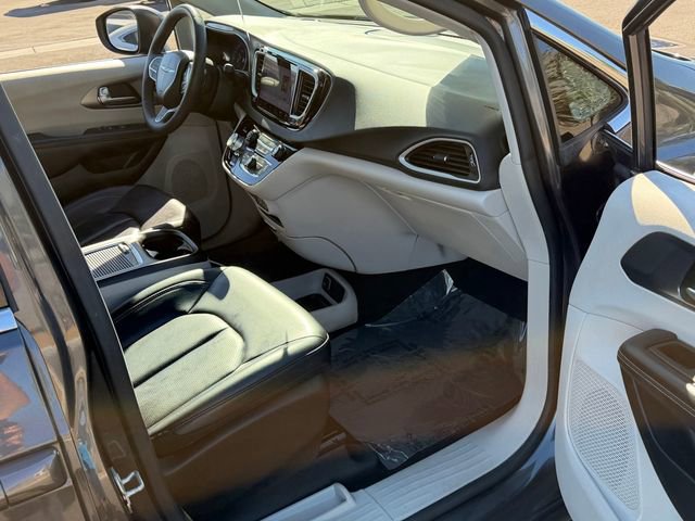 Used 2023 Chrysler Pacifica Touring-L image 26