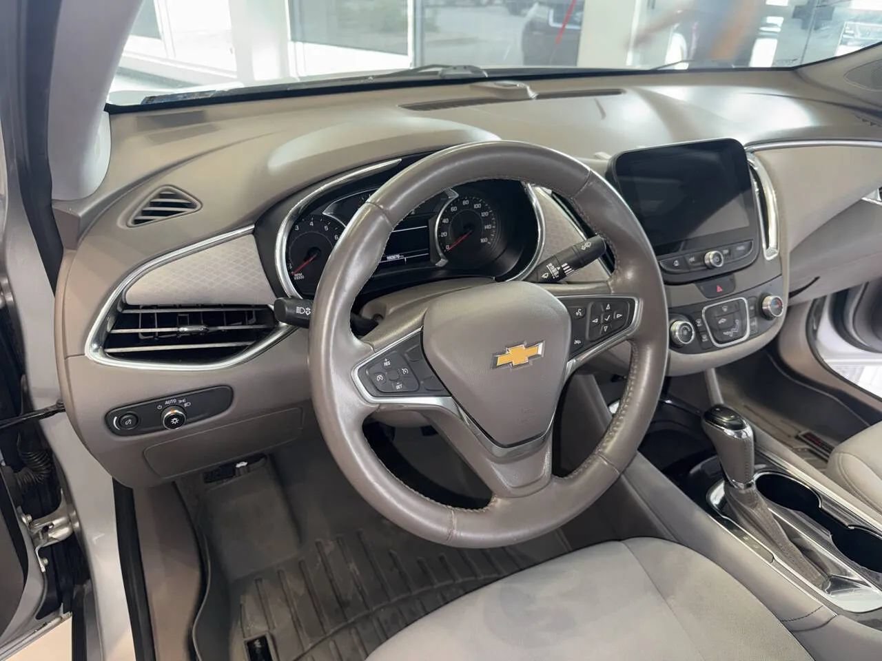 Used 2018 Chevrolet Malibu LT FWD image 25