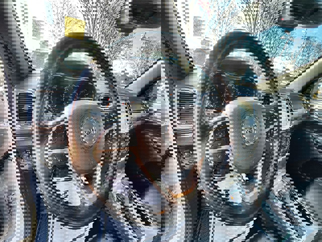 Used 2022 Jeep Grand Cherokee Limited w/ Trailer Tow Group IV image 10