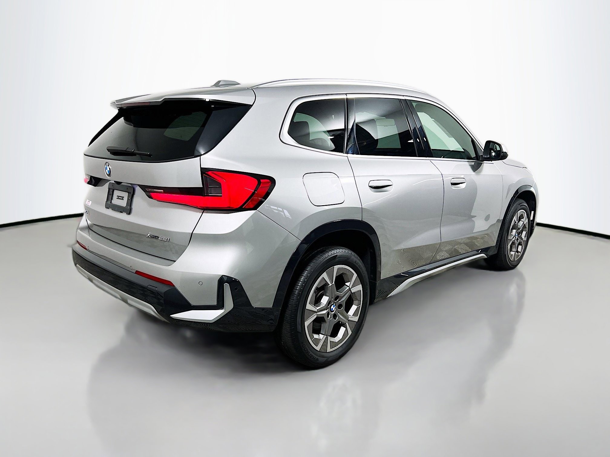Used 2025 BMW X1 xDrive28i w/ Convenience Package AWD/4WD image 4