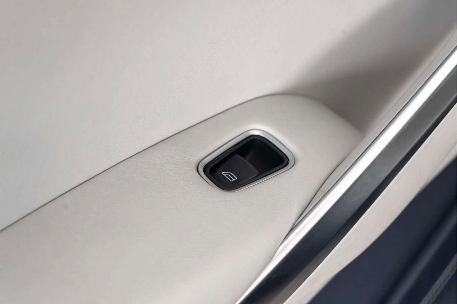 Used 2023 Aston Martin DBX AWD/4WD image 39