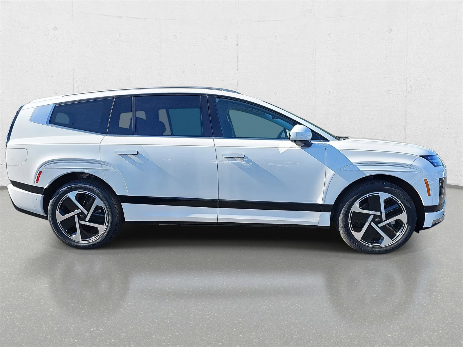 New 2026 Hyundai Ioniq 9 Calligraphy image 2