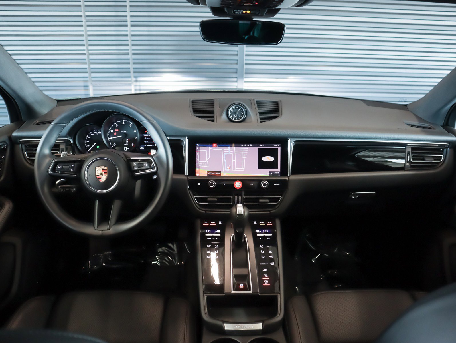 Certified 2025 Porsche Macan image 12