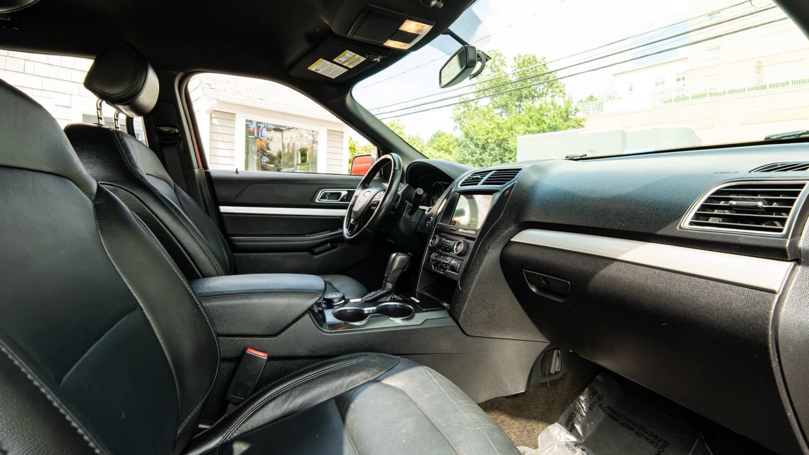 Used 2017 Ford Explorer XLT w/ Equipment Group 202A AWD/4WD image 12