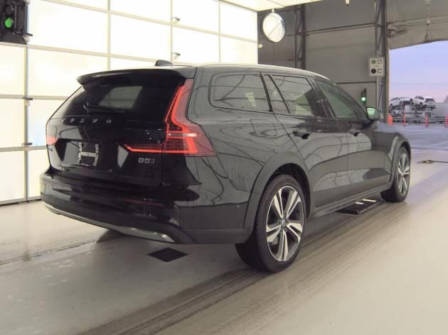 Used 2025 Volvo V60 B5 Cross Country Plus AWD/4WD image 4