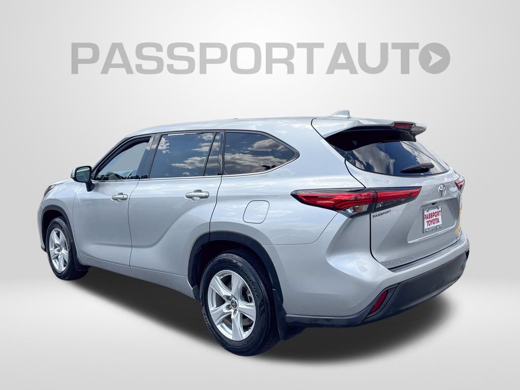 Used 2021 Toyota Highlander LE AWD/4WD image 4