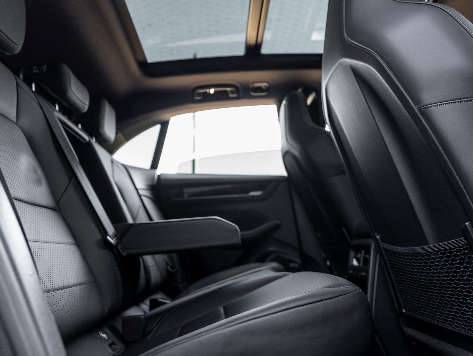 Certified 2025 Porsche Macan Electric image 39