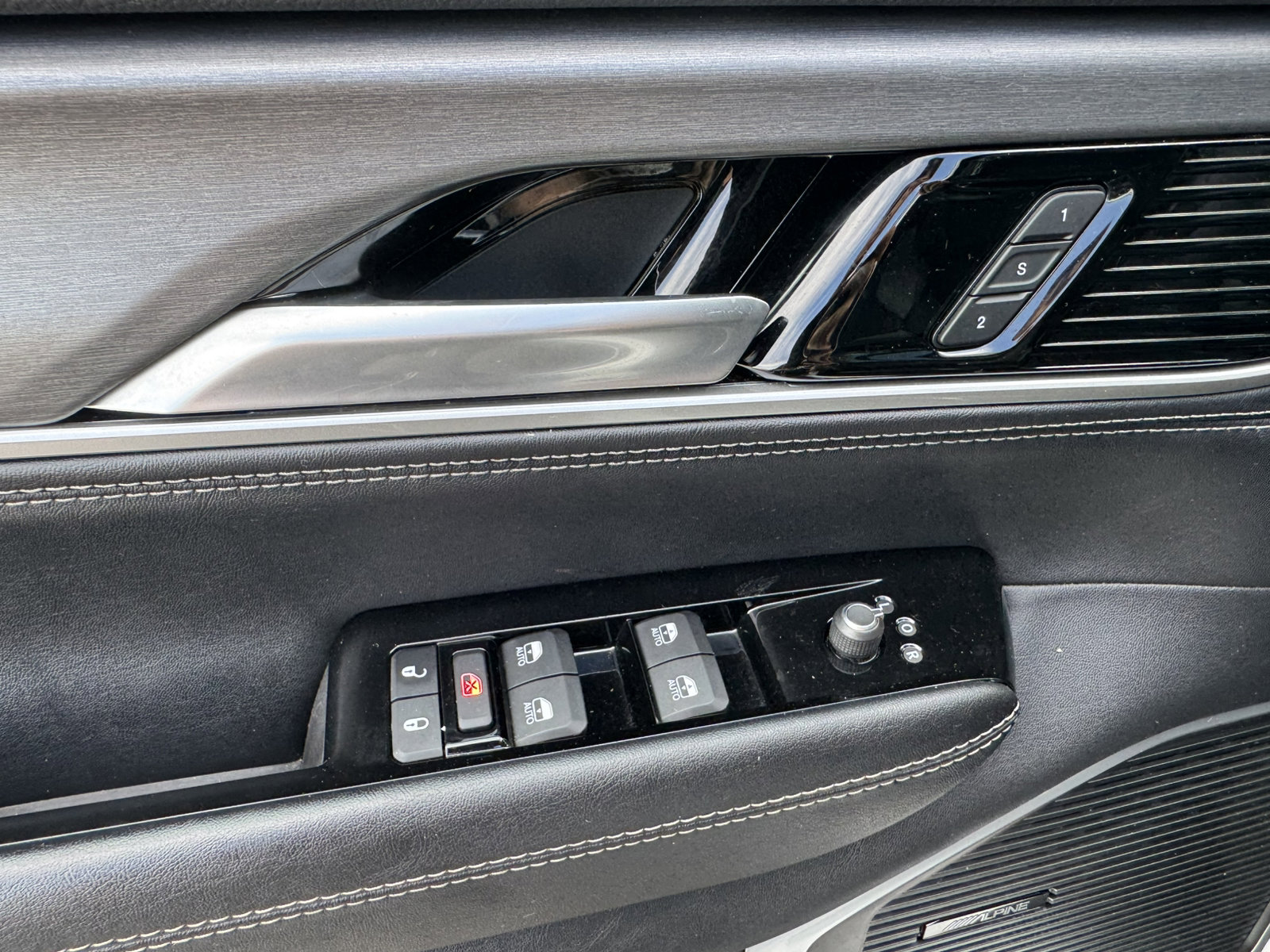 Used 2025 Jeep Wagoneer 2WD w/ Premium Group I image 13