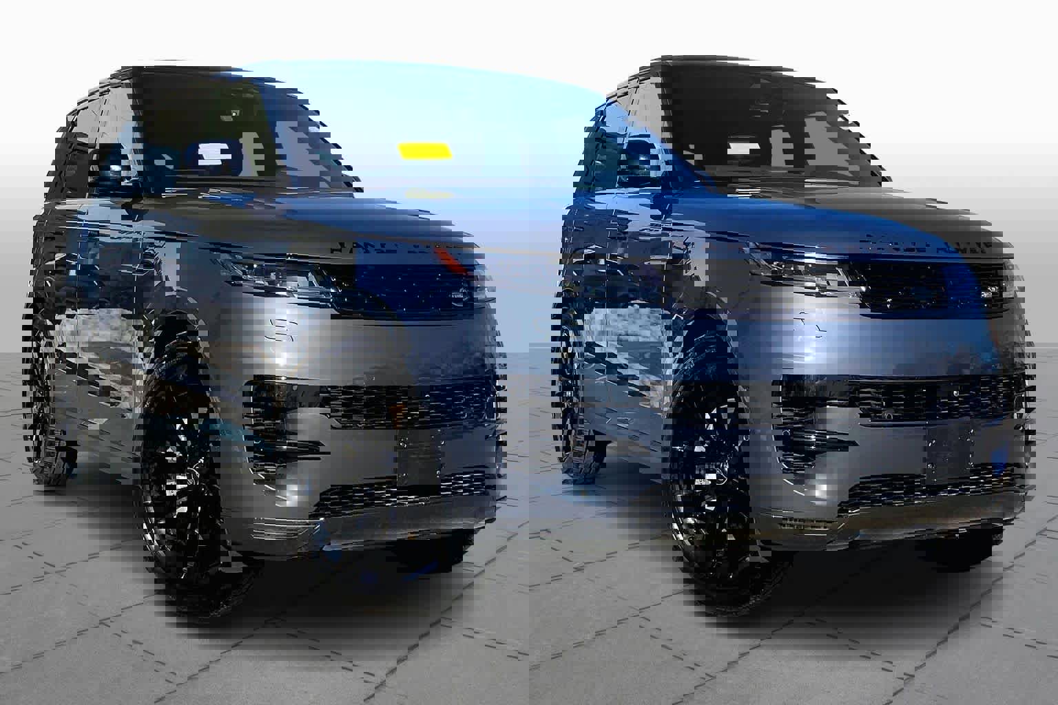 Used 2025 Land Rover Range Rover Sport SE image 3